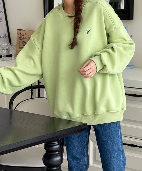VitaFelice（ヴィータフェリーチェ）の「ワンポイント刺繍オーバーサイズ裏起毛スウェット（スウェット・レディース・ピンク/グリーン/オレンジ/ブルー/パープル・FREE）」の6枚目の写真