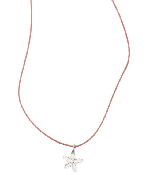 Amina（アミナ）の「【kahiko】LEIGHTON LAM シルバープルメリアネックレス（ネックレス・レディース・ブラック/ピンク/スカイブルー/キナリ・FREE）」の2枚目の写真