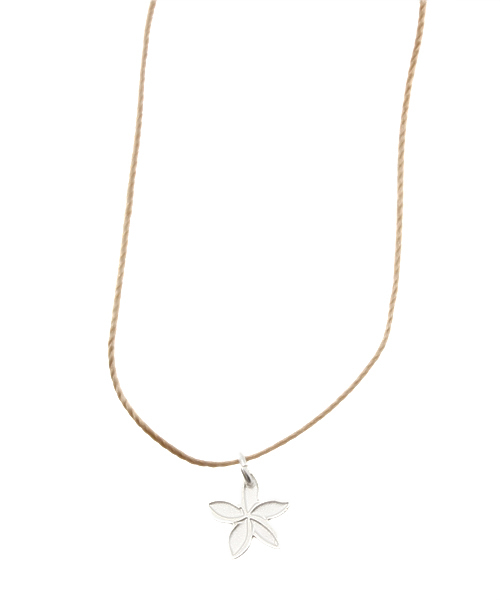 Amina（アミナ）の「【kahiko】LEIGHTON LAM シルバープルメリアネックレス（ネックレス・レディース・ブラック/ピンク/スカイブルー/キナリ・FREE）」の3枚目の写真