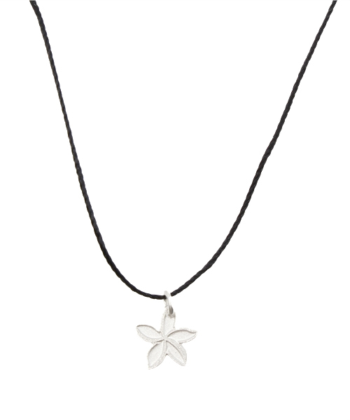 Amina（アミナ）の「【kahiko】LEIGHTON LAM シルバープルメリアネックレス（ネックレス・レディース・ブラック/ピンク/スカイブルー/キナリ・FREE）」の4枚目の写真