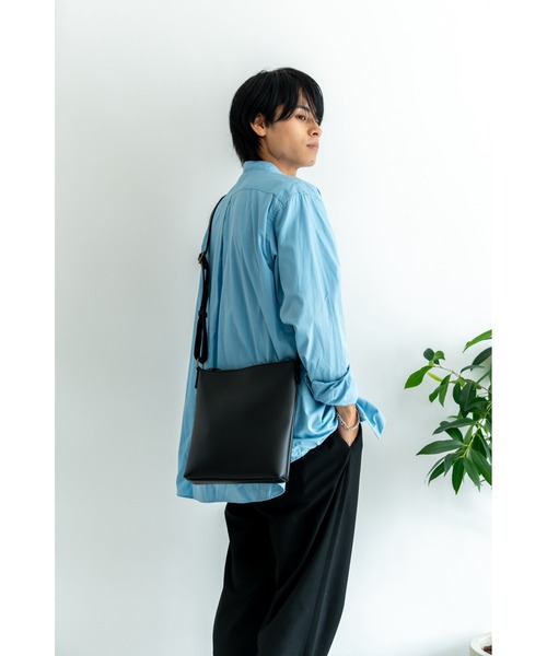 BOSS ダブルコンパートメント ネックポーチ フェイクレザー BOSS ダブルコンパートメント ネックポーチ フェイクレザー