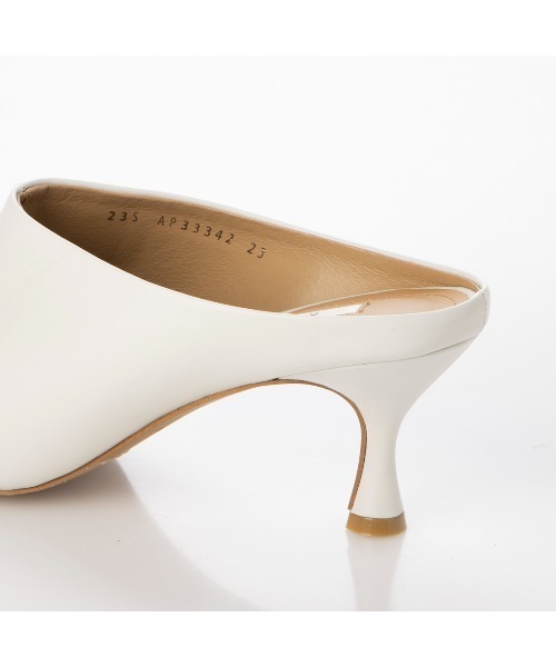 Mode et Jacomo（モードエジャコモ）の「オブリークトゥミュールパンプス（サンダル・レディース・ホワイト/ブラック・23.5cm/24cm/24.5cm/23cm/22.5cm）」の14枚目の写真