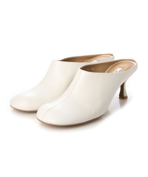 Mode et Jacomo（モードエジャコモ）の「オブリークトゥミュールパンプス（サンダル・レディース・ホワイト/ブラック・23.5cm/24cm/24.5cm/23cm/22.5cm）」の9枚目の写真