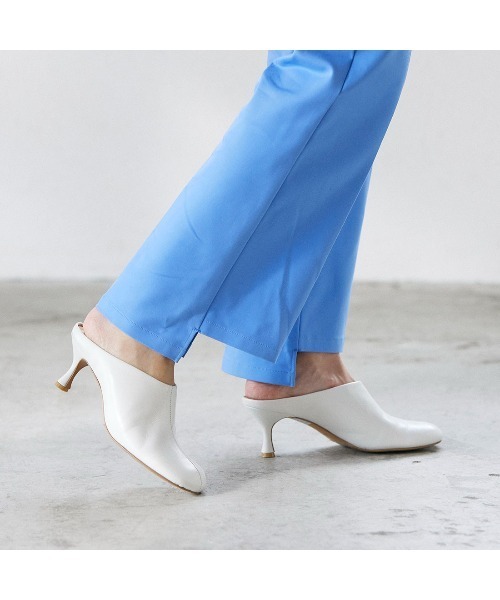 Mode et Jacomo（モードエジャコモ）の「オブリークトゥミュールパンプス（サンダル・レディース・ホワイト/ブラック・23.5cm/24cm/24.5cm/23cm/22.5cm）」の3枚目の写真