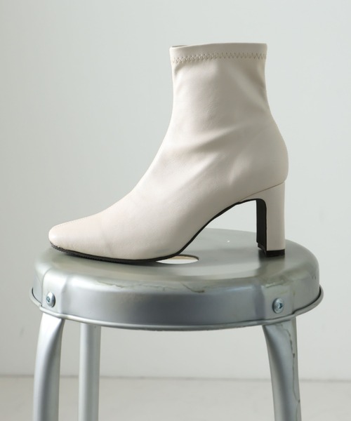 VIVIAN（ヴィヴィアン）の「スクエアトゥプレートヒールストレッチショートブーツ（ブーツ・レディース・ダークブラウン/ブラック/アイボリー/ブラック系その他3/グレー/グレー系その他7・M/LL/L/S/SS）」の2枚目の写真