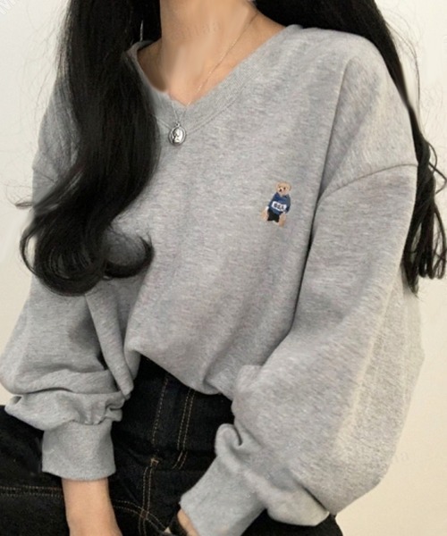 Dalfwin(ダールフィン)の「【2タイプ&裏起毛あり・ナシから選べる】韓国ファッション テディベア刺繍デザイン Uネック・Vネックオーバーサイズスウェットトレーナー(スウェット・レディース・グレー/ブラウン/ブルー/オートミール/グレー系2/ブルー系2/ベージュ系2/ブラウン系2/ホワイト系その他2/ブラック系その他2/グレー系その他2・FREE/フリー)」の4枚目の写真