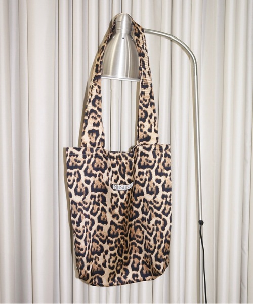 musubore(ムスボレ)の「wide shoulder logo tote /ワイドショルダーロゴトート(トートバッグ・レディース・シルバー/チャコールグレー/ブロンズ/ネイビー/ベージュ・FREE)」の6枚目の写真