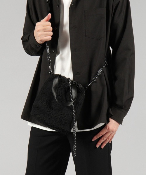 niko and...（ニコアンド）の「巾着ボア2WAY BAG（ショルダーバッグ・メンズ・ブラック/アイボリー・FREE）」の7枚目の写真