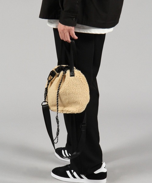 niko and...（ニコアンド）の「巾着ボア2WAY BAG（ショルダーバッグ・メンズ・ブラック/アイボリー・FREE）」の10枚目の写真