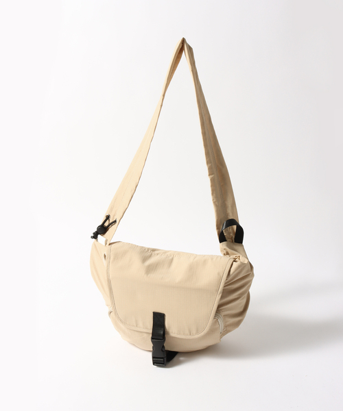 B.C STOCK（ベーセーストック）の「【fellowww / フェロー】別注 ボディバッグ（ショルダーバッグ・メンズ・ベージュ/ブラック/グリーン/チャコールグレー・FREE）」の3枚目の写真