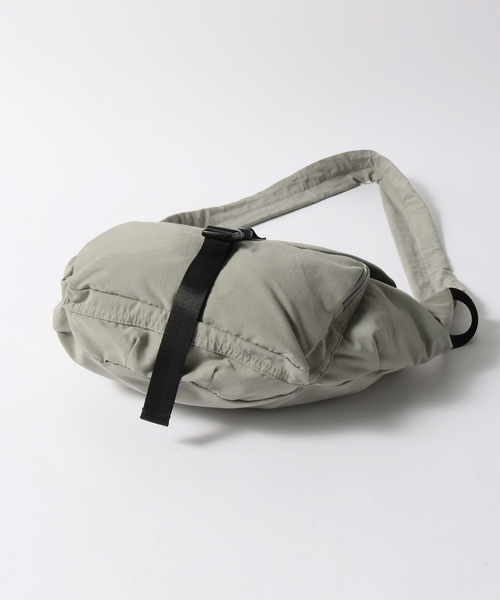 B.C STOCK（ベーセーストック）の「【fellowww / フェロー】別注 ボディバッグ（ショルダーバッグ・メンズ・ベージュ/ブラック/グリーン/チャコールグレー・FREE）」の9枚目の写真