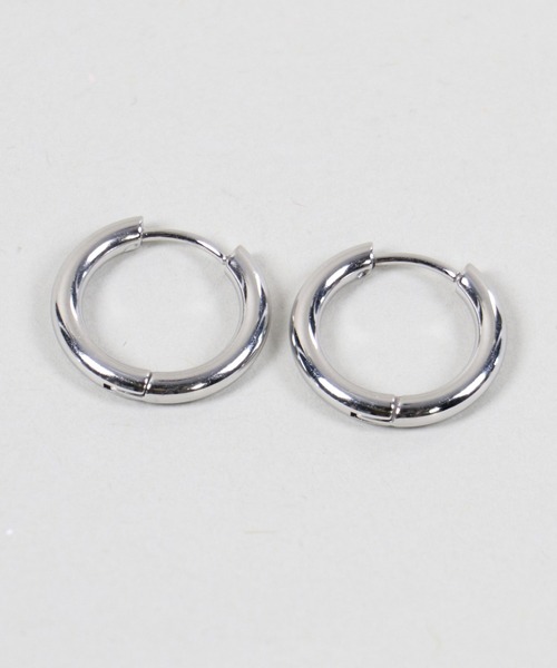 SPINNS（スピンズ）の「3サイズ展開シルバーフープピアス/シンプルデザイン/ユニセックス対応（ピアス（両耳用）・メンズ・シルバー・M/L/S）」の3枚目の写真