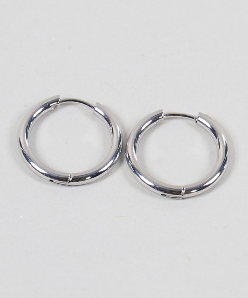 SPINNS（スピンズ）の「3サイズ展開シルバーフープピアス/シンプルデザイン/ユニセックス対応（ピアス（両耳用）・メンズ・シルバー・M/L/S）」の4枚目の写真