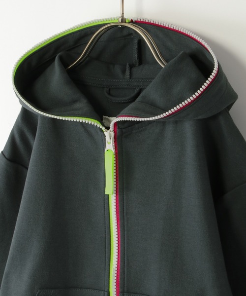 ikka（イッカ）の「ポンチジップ配色パーカー（120~160cm）（パーカー・キッズ・スモークグレー/チャコールグレー・120/130/140/150/160）」の7枚目の写真