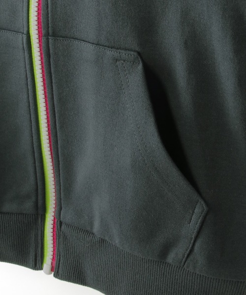 ikka（イッカ）の「ポンチジップ配色パーカー（120~160cm）（パーカー・キッズ・スモークグレー/チャコールグレー・120/130/140/150/160）」の9枚目の写真