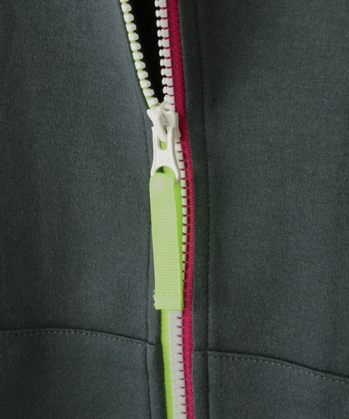 ikka（イッカ）の「ポンチジップ配色パーカー（120~160cm）（パーカー・キッズ・スモークグレー/チャコールグレー・120/130/140/150/160）」の4枚目の写真