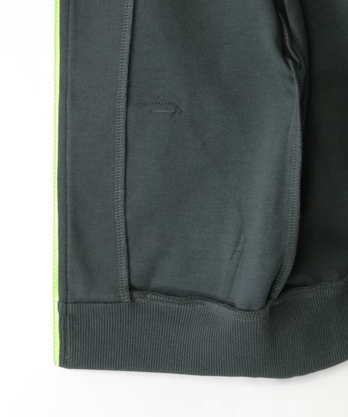 ikka（イッカ）の「ポンチジップ配色パーカー（120~160cm）（パーカー・キッズ・スモークグレー/チャコールグレー・120/130/140/150/160）」の5枚目の写真