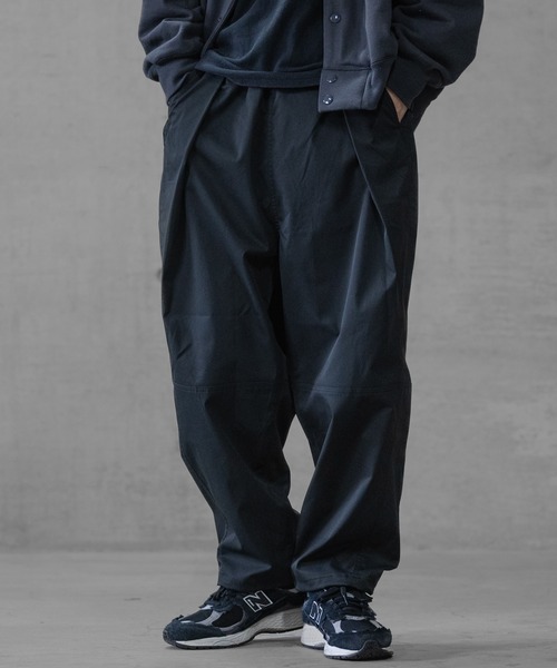 JOHN'S CLOSET(ジョンズクローゼット)の「【t】ナチュラルストレッチ裾ドローコード バルーンワイドパンツ(スラックス・メンズ・ブラック/カーキ/マスタード/ロイヤルブルー/ホワイト/ブラウン/グリーン・X-LARGE/MEDIUM/LARGE)」の2枚目の写真