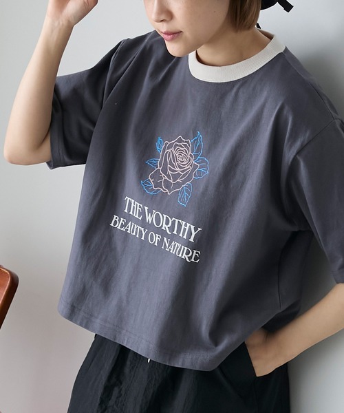 forksy.(フォルクシー)の「【forksy.】ローズデザインリンガークロップドTシャツ(Tシャツ/カットソー・レディース・アイボリー/コーラル/スミクロ・FREE)」の2枚目の写真