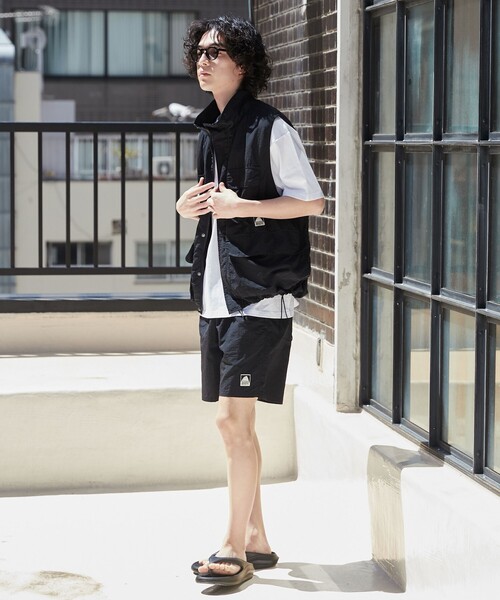 SIERRA DESIGNS（シェラデザイン）の「SIERRA DESIGNS（シエラデザインズ）別注ナイロンスタンドカラーベスト（ベスト・メンズ・ベージュ/ブラック・M/L）」の8枚目の写真