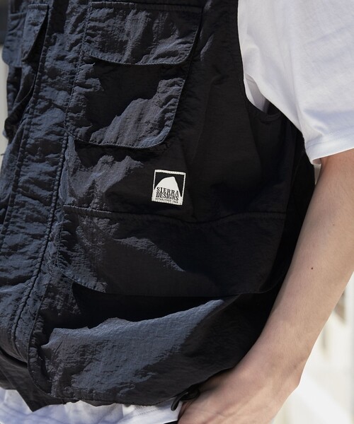 SIERRA DESIGNS（シェラデザイン）の「SIERRA DESIGNS（シエラデザインズ）別注ナイロンスタンドカラーベスト（ベスト・メンズ・ベージュ/ブラック・M/L）」の9枚目の写真