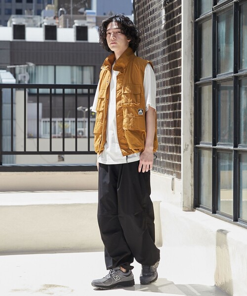 SIERRA DESIGNS（シェラデザイン）の「SIERRA DESIGNS（シエラデザインズ）別注ナイロンスタンドカラーベスト（ベスト・メンズ・ベージュ/ブラック・M/L）」の11枚目の写真