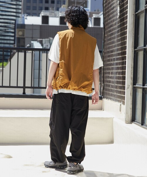 SIERRA DESIGNS（シェラデザイン）の「SIERRA DESIGNS（シエラデザインズ）別注ナイロンスタンドカラーベスト（ベスト・メンズ・ベージュ/ブラック・M/L）」の15枚目の写真