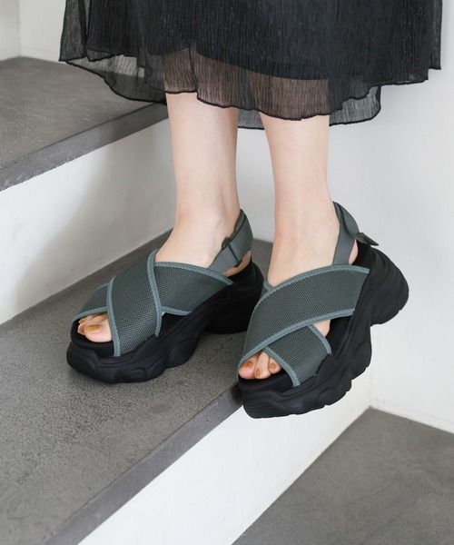 LEPSIM(レプシィム)の「クロスボリュームサンダル 118534(サンダル・レディース・アイボリー/ブラック/チャコールグレー・LARGE/MEDIUM)」の3枚目の写真