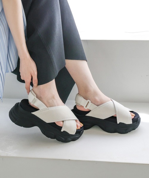 LEPSIM(レプシィム)の「クロスボリュームサンダル 118534(サンダル・レディース・アイボリー/ブラック/チャコールグレー・LARGE/MEDIUM)」の4枚目の写真