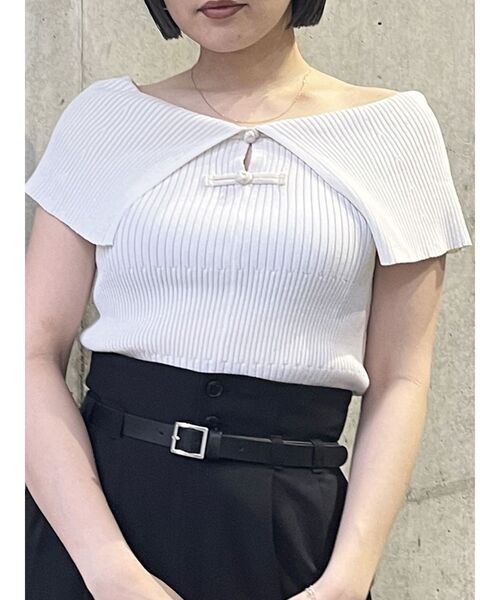 MURUA(ムルーア)の「オフショルチャイナボタンニット(ニット/セーター・レディース・オレンジ/アイボリー/グレー/ブルー・FREE)」の2枚目の写真