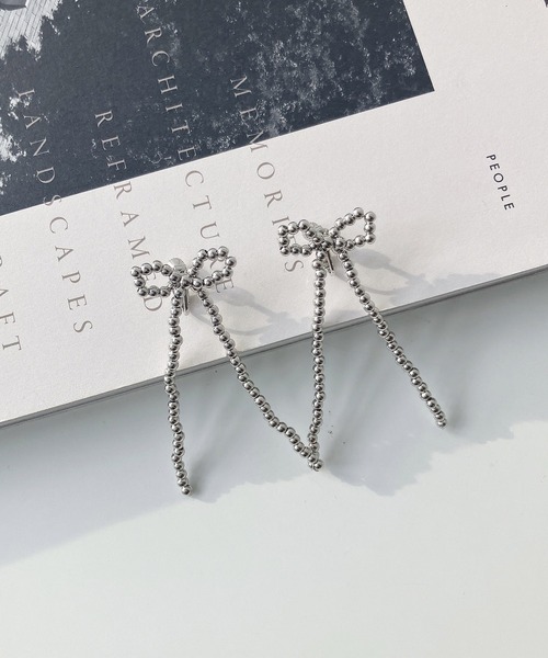 AS KNOW AS plus(アズノゥアズプラス)の「ビーズリボンイヤーアクセサリー(ピアス・イヤリング)(ピアス(両耳用)・レディース・ホワイト系1/シルバー系1/その他/シルバー/その他1/ホワイト・FREE)」の5枚目の写真