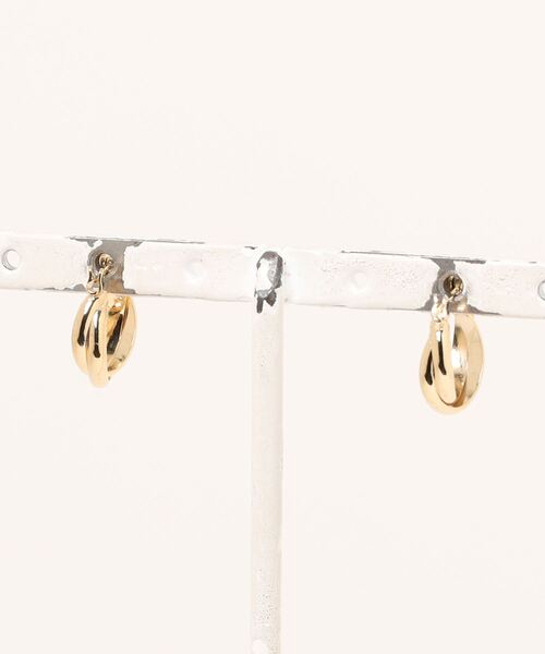 Three Four Time（ｽﾘｰﾌｫｰﾀｲﾑ）の「スクリューフープK18ポストピアス（ピアス（両耳用）・レディース・ゴールド/シルバー・FREE）」の6枚目の写真