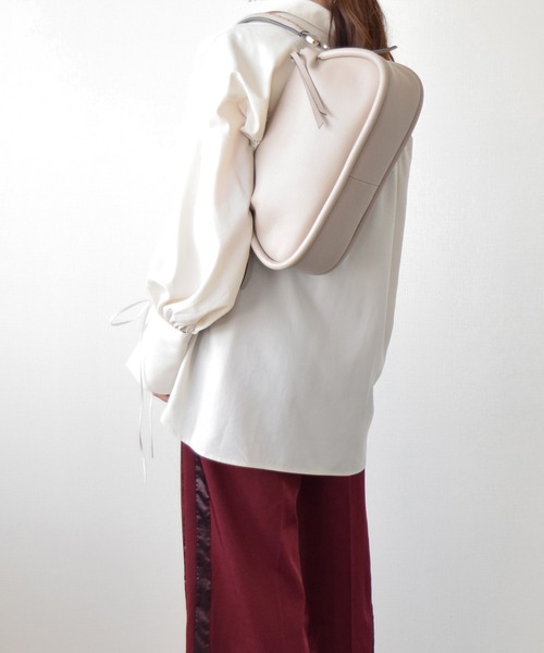 LORISTELLA(ロリステッラ)の「【LORISTELLA】ミディアムサイズシュリンクレザーバッグ(Q46343)(ハンドバッグ・レディース・グレイッシュベージュ/ブラック・ALL)」の8枚目の写真