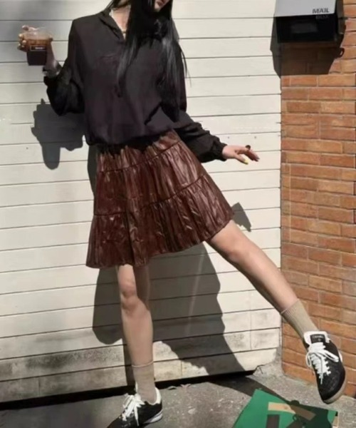 LYEON(リヨン)の「フェイクレザーティアードスカート(スカート・レディース・ブラウン/ブラック・FREE)」の5枚目の写真