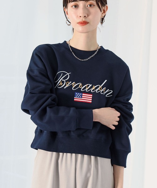 Ampirula（アンピルーラ）の「ロゴ×国旗刺繍 裏起毛ショート丈 スウェット トレーナー プルオーバー【洗える】（スウェット・レディース・ライトグレー/ネイビー・FREE）」の2枚目の写真