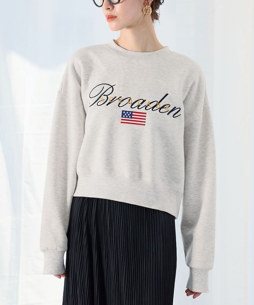 Ampirula（アンピルーラ）の「ロゴ×国旗刺繍 裏起毛ショート丈 スウェット トレーナー プルオーバー【洗える】（スウェット・レディース・ライトグレー/ネイビー・FREE）」の3枚目の写真