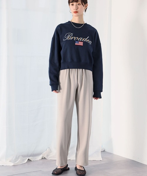 Ampirula（アンピルーラ）の「ロゴ×国旗刺繍 裏起毛ショート丈 スウェット トレーナー プルオーバー【洗える】（スウェット・レディース・ライトグレー/ネイビー・FREE）」の5枚目の写真