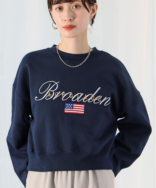 Ampirula（アンピルーラ）の「ロゴ×国旗刺繍 裏起毛ショート丈 スウェット トレーナー プルオーバー【洗える】（スウェット・レディース・ライトグレー/ネイビー・FREE）」の6枚目の写真