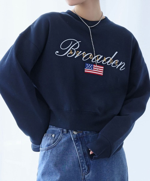 Ampirula（アンピルーラ）の「ロゴ×国旗刺繍 裏起毛ショート丈 スウェット トレーナー プルオーバー【洗える】（スウェット・レディース・ライトグレー/ネイビー・FREE）」の7枚目の写真