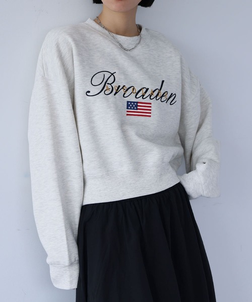 Ampirula（アンピルーラ）の「ロゴ×国旗刺繍 裏起毛ショート丈 スウェット トレーナー プルオーバー【洗える】（スウェット・レディース・ライトグレー/ネイビー・FREE）」の8枚目の写真