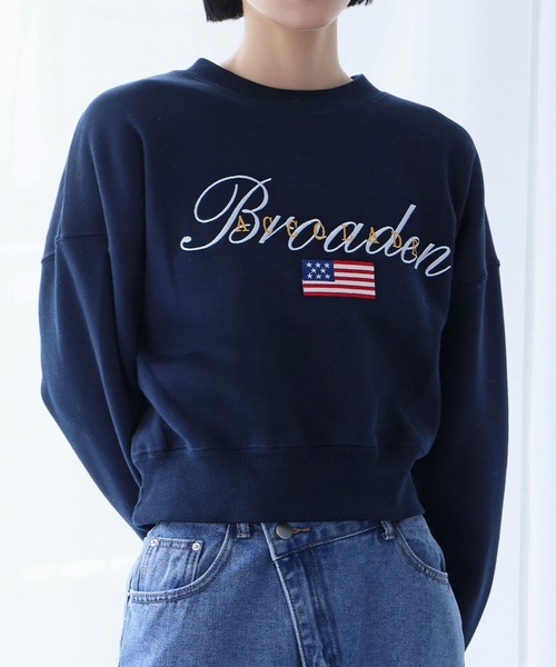 Ampirula（アンピルーラ）の「ロゴ×国旗刺繍 裏起毛ショート丈 スウェット トレーナー プルオーバー【洗える】（スウェット・レディース・ライトグレー/ネイビー・FREE）」の11枚目の写真