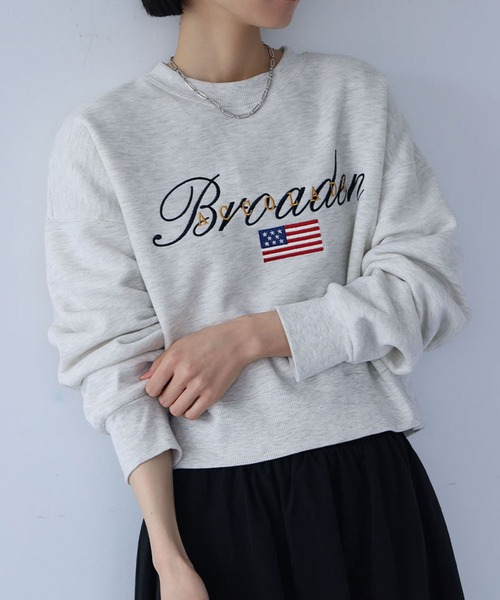 Ampirula（アンピルーラ）の「ロゴ×国旗刺繍 裏起毛ショート丈 スウェット トレーナー プルオーバー【洗える】（スウェット・レディース・ライトグレー/ネイビー・FREE）」の13枚目の写真