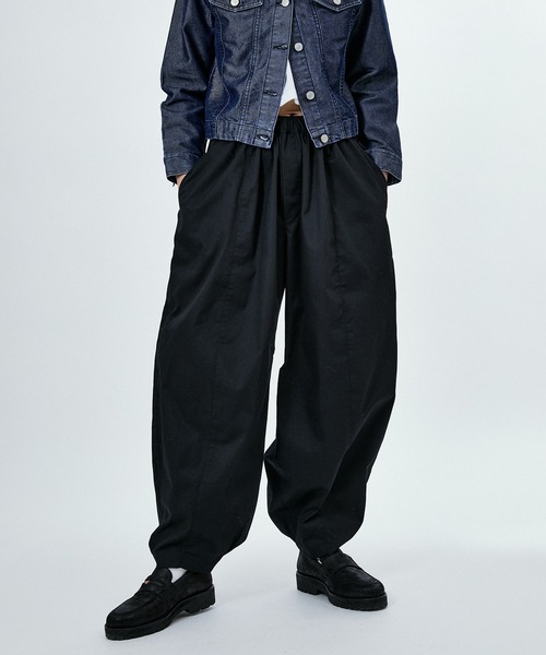 M TO R（ムウトアール）の「BALOON VOLUME PANTS（その他パンツ・レディース・ブラック/ベージュ・38/40）」の2枚目の写真
