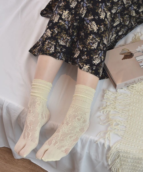 TONE SELECT GOODS（トーンセレクトグッズ）の「【float】レース切り替えデザイン 履き口メロー 2本指クルー丈ソックス（ソックス/靴下・レディース・ブラック/アイボリー/ホワイト・FREE）」の7枚目の写真