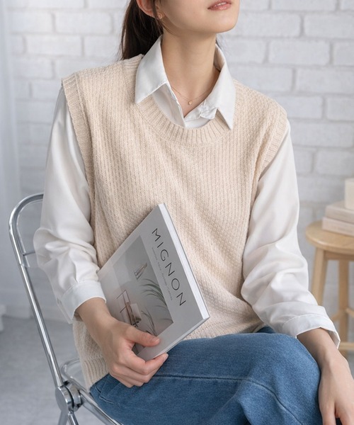 Amulet(アミュレット)の「インナー次第でテイスト自由自在!腰回りもほどよく隠れる◎ニットベストトップス(ベスト・レディース・ブラウン/アイボリー/ブラック/レッド/ダークブラウン/ネイビー/ベージュ/グレー・FREE)」の1枚目の写真