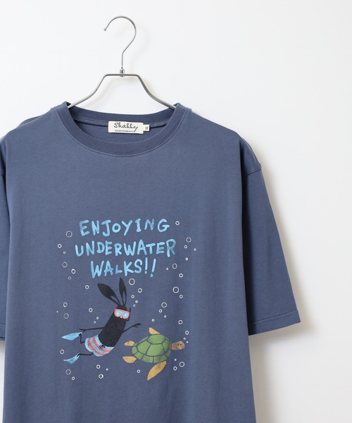 FUNALIVE(ファンアライブ)の「SHABBY プリント半袖Tシャツ unisex(Tシャツ/カットソー・メンズ・サックスブルー/ネイビー/ブラック系1/ブラック系2/イエロー系1/イエロー/オレンジ/アイボリー系1/ネイビー系1/アイボリー/ホワイト系2/ホワイト系1/ブラック/サックスブルー系1/オレンジ系1/オフホワイト・S/M/LL/L)」の1枚目の写真