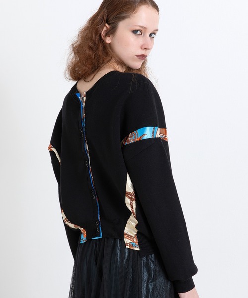 AULA AILA（アウラアイラ）の「スカーフプリント2WAYニット（スウェット・レディース・ブラック/レッド/ネイビー・0）」の2枚目の写真