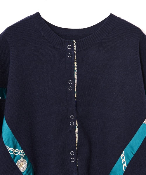 AULA AILA（アウラアイラ）の「スカーフプリント2WAYニット（スウェット・レディース・ブラック/レッド/ネイビー・0）」の10枚目の写真