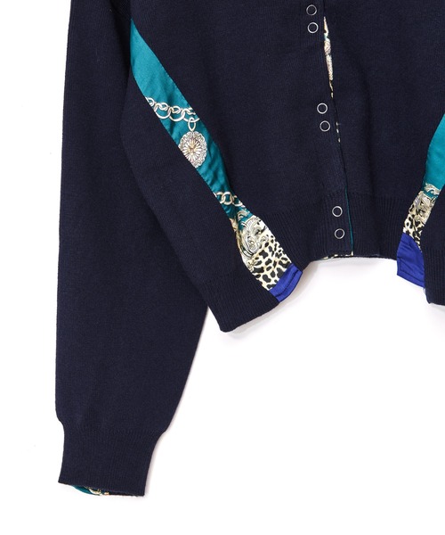 AULA AILA（アウラアイラ）の「スカーフプリント2WAYニット（スウェット・レディース・ブラック/レッド/ネイビー・0）」の9枚目の写真