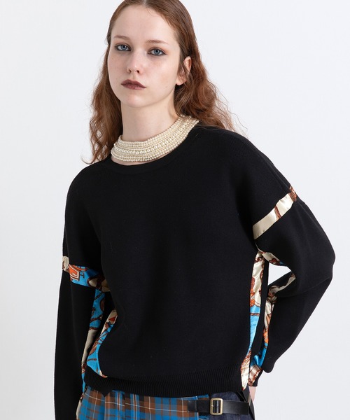 AULA AILA（アウラアイラ）の「スカーフプリント2WAYニット（スウェット・レディース・ブラック/レッド/ネイビー・0）」の5枚目の写真